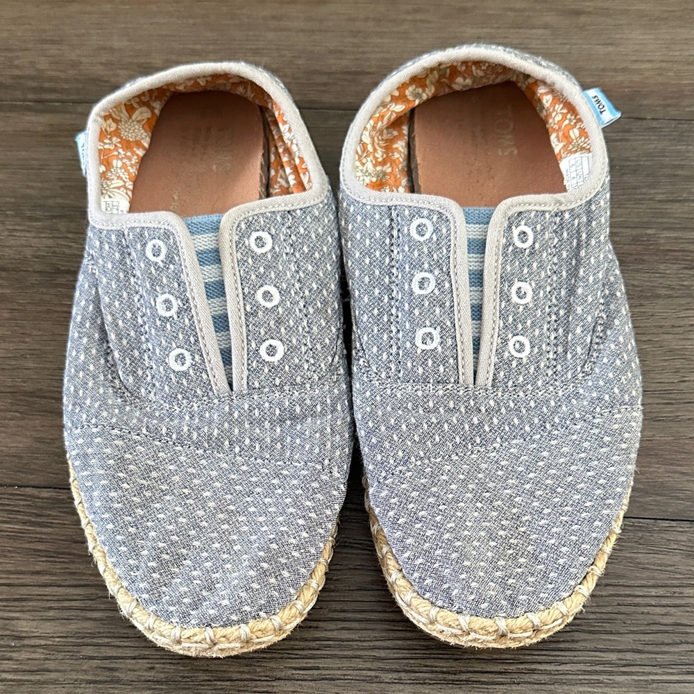 Toms Slip-on shoe - chambray polka-dot women’s sz 6